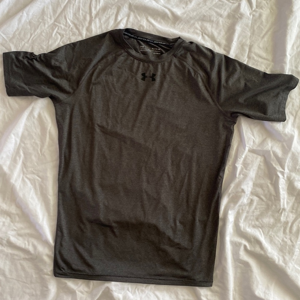 🔴 DONATING SOON Under armour compression shirt